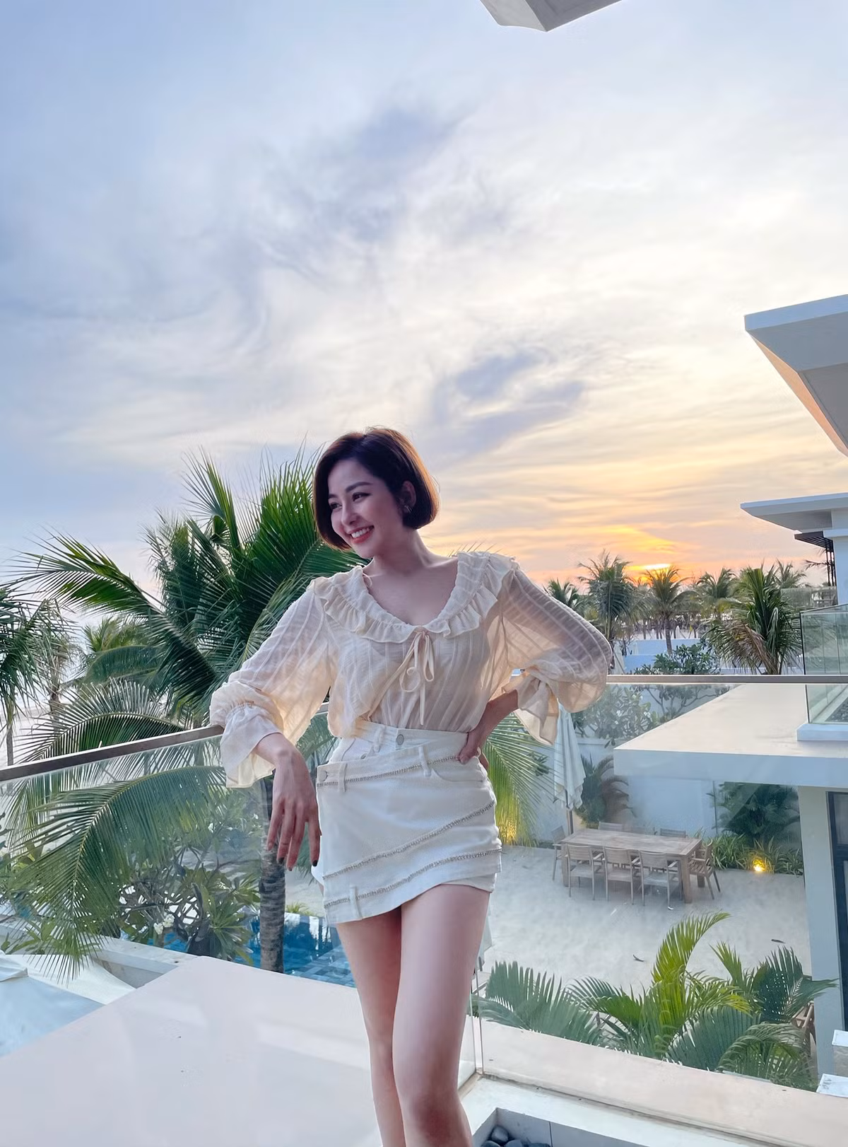 Hiện tại Trâm Anh làm việc cho một thương hiệu chăm sóc sắc đẹp nổi tiếng. Ngoài ra, cô nàng cũng dành thời gian tận hưởng cuộc sống, sắm một chiếc xe hơi sang trọng và ở chung cư cao cấp,..Ảnh: FBNV