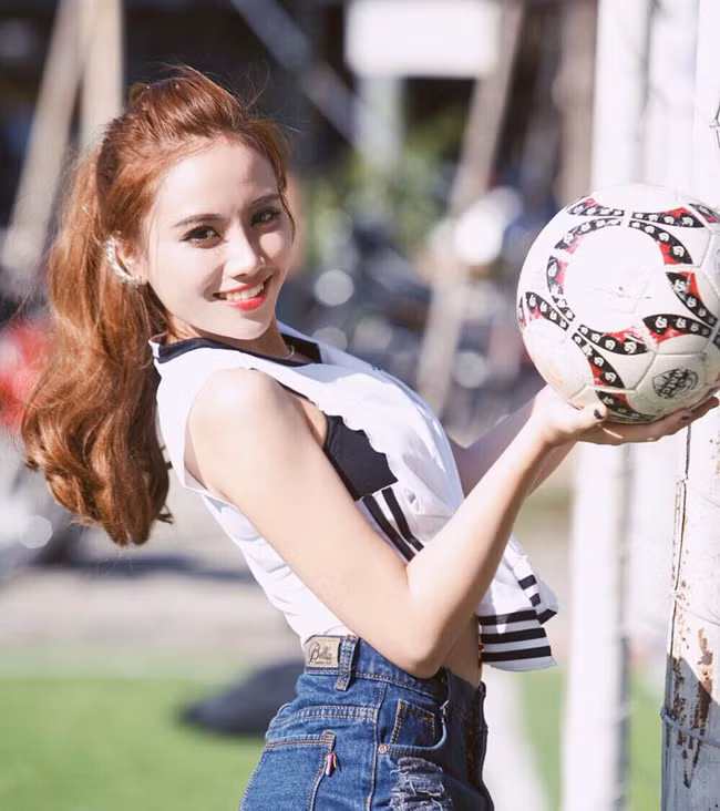 Vũ Giáng Ly được mệnh danh là " hot girl phòng gym" bởi chuyện tình yêu đẹp như mơ trong phòng gym của mình từng gây sốt trên MXH.