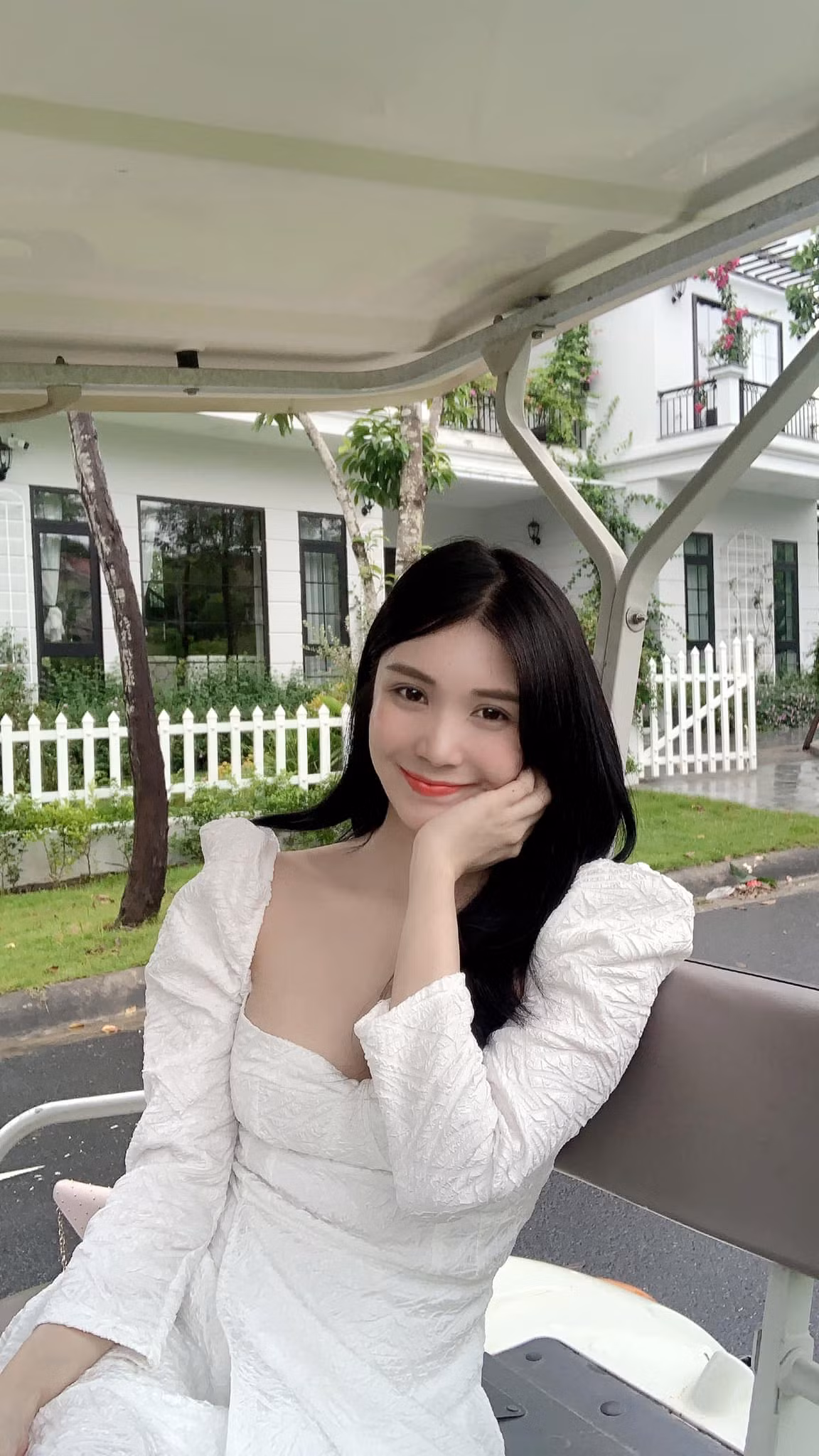 Sở hữu gương mặt khá ngây thơ nhưng Thanh Bi lại có vóc dáng vô cùng quyến rũ, cô nàng không ngại khoe cơ thể một cách táo bạo.