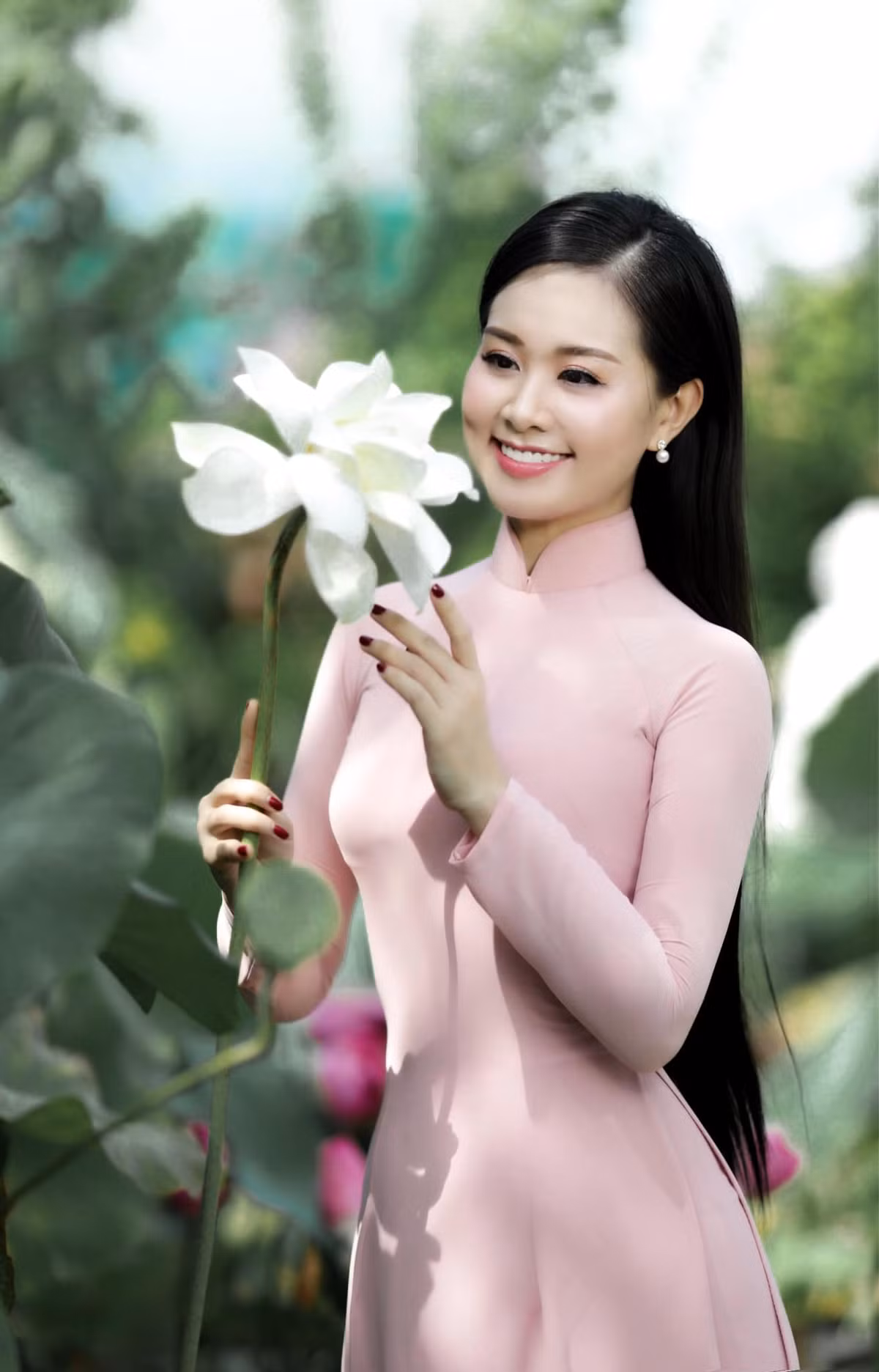 Sau khi nổi tiếng với danh xưng "cô giáo hot girl", cuộc sống của Hà Phương cũng có một số thay đổi nhất định. Được biết, cô nàng đang là giảng viên ngành Báo chí - Truyền thông Trường Đại học Vinh.