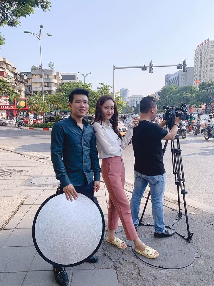 Tuy nhiên, ở hậu trường hay đằng sau hình ảnh chỉn chu đó ít ai biết được những MC truyền hình này từng để lộ những khoảnh khắc đi chân đất, mặc quần "lạc quẻ" với áo,... khiến khán giả thích thú.