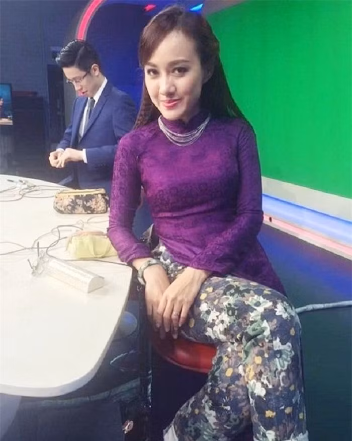 Trên màn ảnh BTV Hoài Anh vô cùng chỉn chu là thế, tuy nhiên cô vẫn có những khoảnh khắc ậu trường "khó đỡ" khi mặc quần hoa với áo dài.