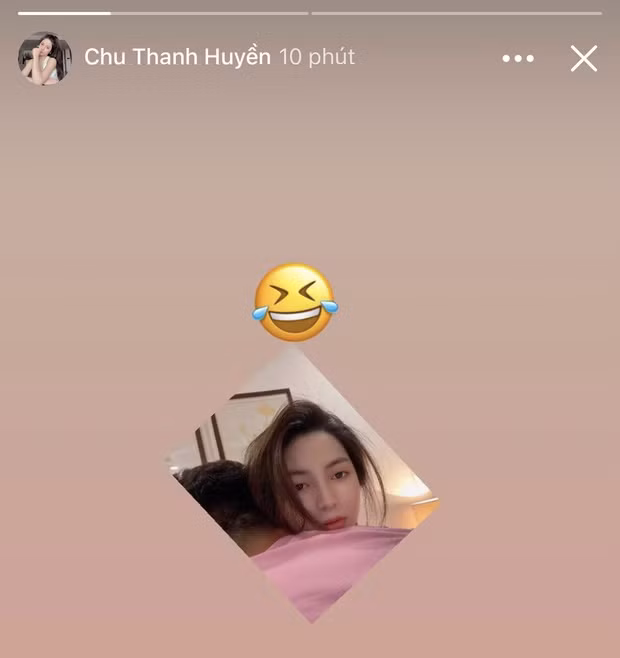 Mới đây nhất, bạn gái tin đồn Quang Hải ại bất ngờ đăng ảnh đang ôm một anh chàng nào đó. Dù không để lộ mặt nhưng qua tình tiết chiếc áo màu hồng nhiều người vẫn không ngần ngại cho rằng đó không ai khác ngoài cầu thủ CLB Hà Nội.