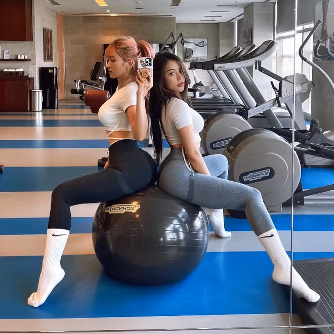 Nếu như Lê Bống gây mê với vòng eo con kiến thì cô bạn thân Trang Lê lại cuốn hút hơn cả khi có được thân hình chuẩn chỉ của dân tập gym.