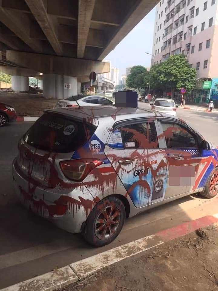 Hiện tại, chưa biết nguyên nhân nào dẫn đến hành động xịt sơn lên xe taxi, tuy nhiên xuất hiện nhiều ý kiến trái chiều xung quanh sự việc này. Ảnh: Quang Đạo