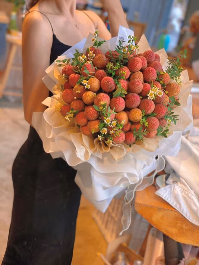 Những quả vải đỏ hồng đều tăm tắp khi xếp thành chùm trông cũng cực kỳ bắt mắt, vừa giải quyết được khâu thẩm mỹ lại có thể ăn được ngay. Ảnh: Facebook