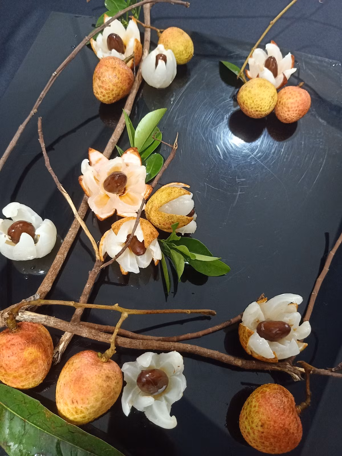 Nhiều người còn nghĩ ra những cách tận dụng vải vô cùng thú vị như tạo thành các món ăn mới lạ, hấp dẫn hơn để giết thời gian mùa dịch bệnh này. Ảnh: Khánh Linh