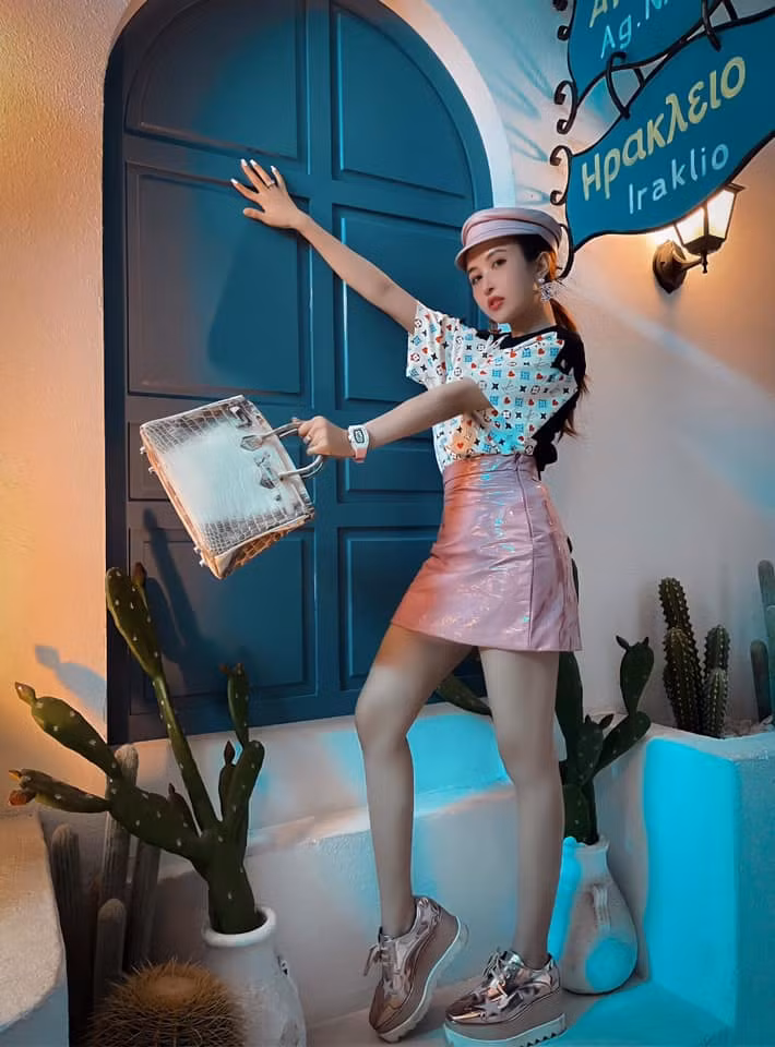 Trải qua 2 lần sinh nở và đã bước qua đầu 3 từ lâu, Mina Phạm vẫn giữ vững phong độ của mình trên đấu trường nhan sắc. Ảnh: FBNV