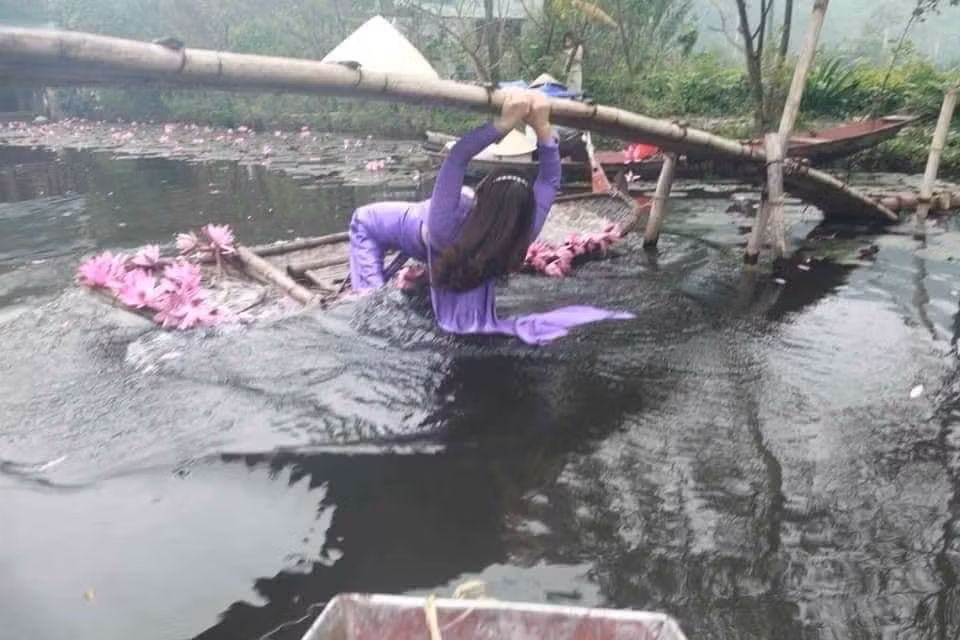 Với màn ngã kiểu "bá đạo" thế này thì chắc lần sau không ai dám cho cô nàng này đi thuyền hoa chụp ảnh nữa.