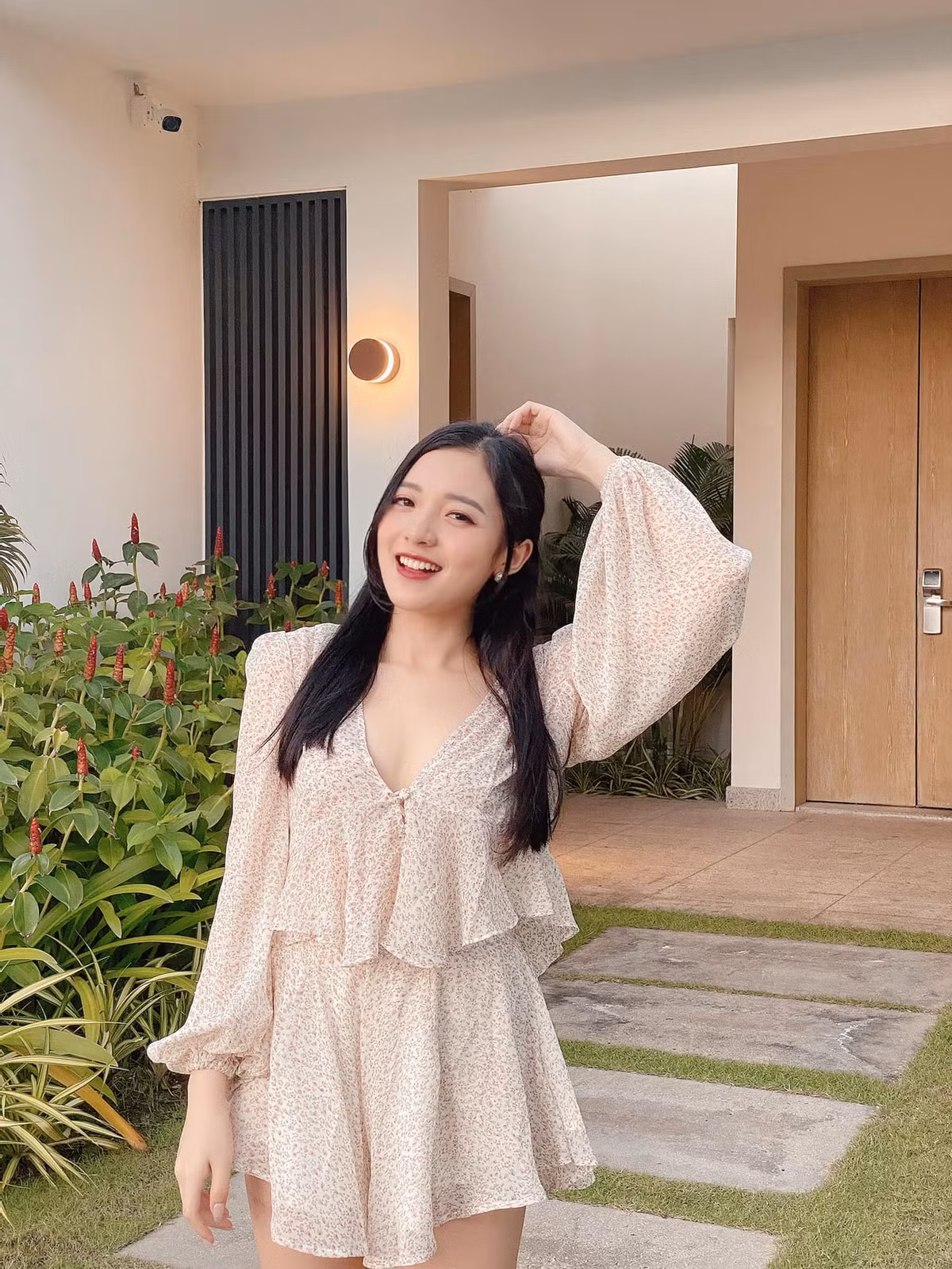 Vũ Phương Thảo là nữ MC, biên tập viên đài truyền hình Việt Nam, ngoài ra cô còn được biết đến là nữ MC nổi tiếng của làng game Việt.