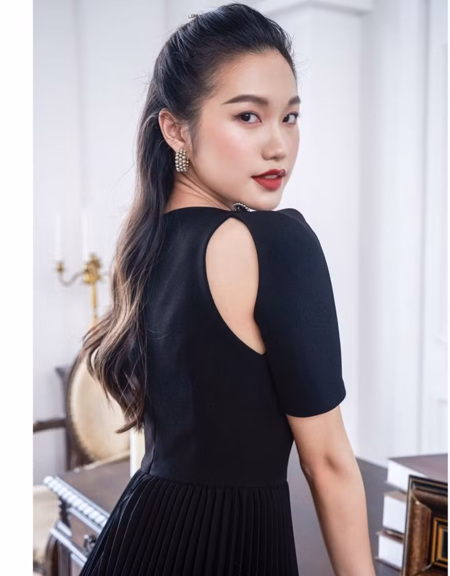 Thời gian gần đây, tình tin đồn Văn Hậu ưa chuộng những thiết kế gợi cảm hơn trước.