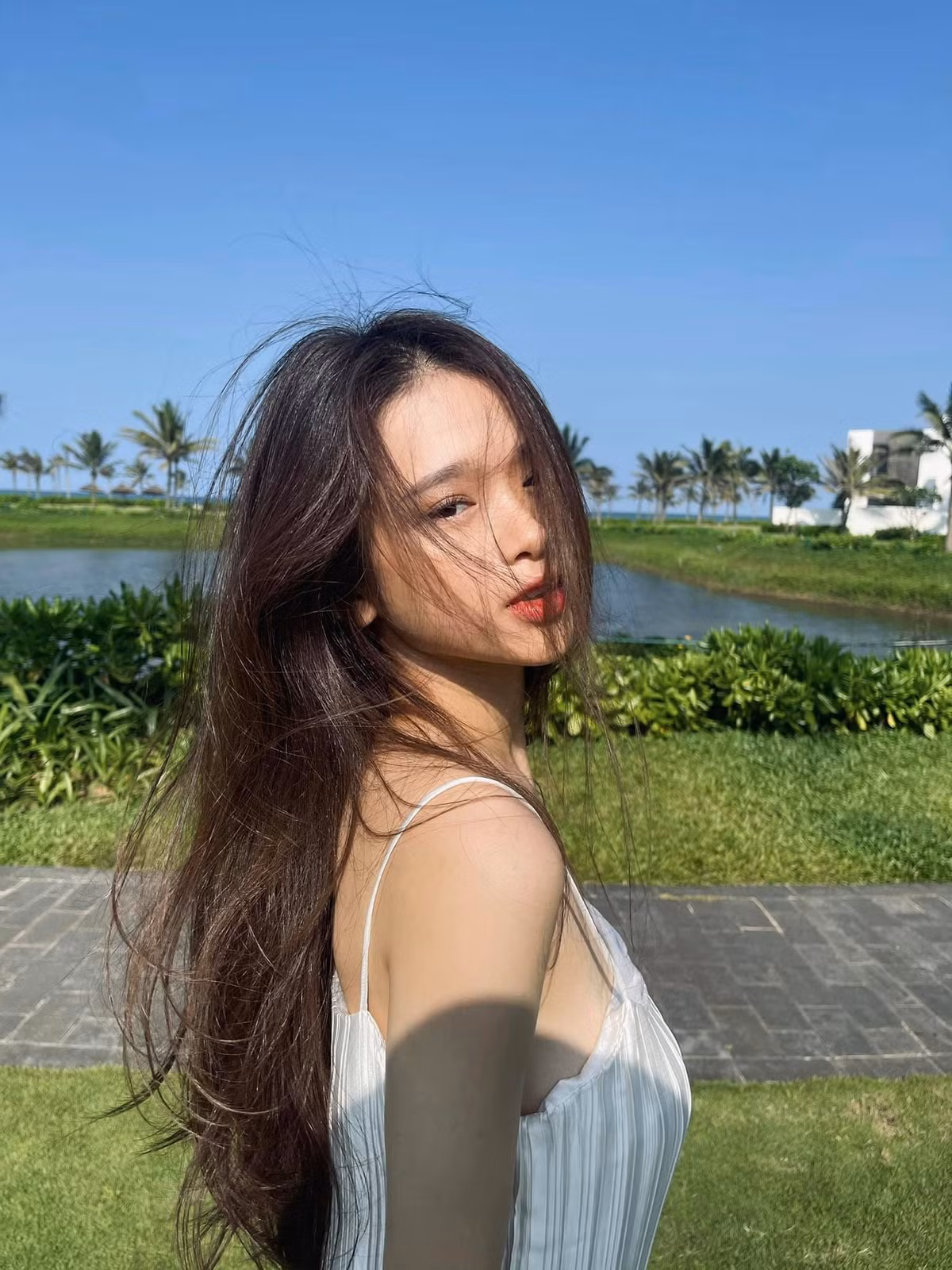 Cô gái 19 tuổi không chỉ gây ấn tượng bởi gương mặt khả ái mà còn thu hút sự chú ý với vóc dáng đẹp. Quả thật, Linh Ka rất chú trọng đến việc xây dựng hình thể cân đối, hoàn hảo. Ảnh: FBNV