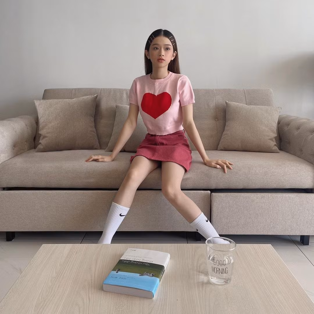 "Gầy quá", "sao ốm nhom vậy", "Ka hơi gầy đó",...là những bình luận của cư dân mạng dành cho Linh Ka sau khi xem những hình ảnh mới của cô.