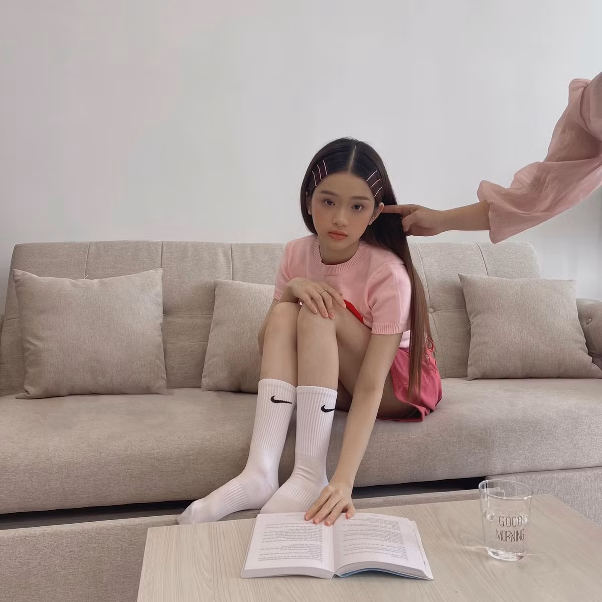 Theo đó, nàng hot girl sinh năm 2000 diện set đồ màu hồng đáng yêu và chia sẻ rằng mong mọi người giữ gìn sức khỏe trong thời điểm dịch COID-19 đang diễn biến phức tạp.