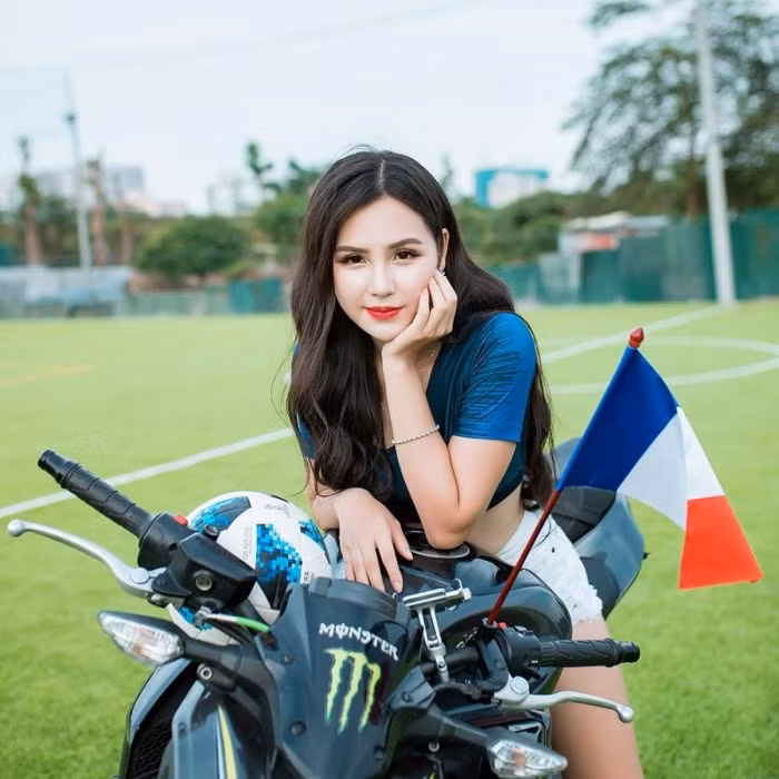Đặng Ngân được biết đến là hot girl nổi bật trong dàn 32 hot girl "Nóng cùng World Cup 2018". Cô nàng đến từ Hà Nội thời điểm đó với vai trò đại diện cho tuyển Pháp.