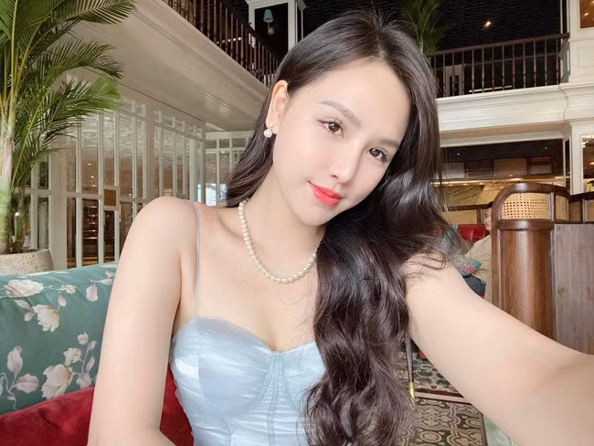 Dù không lấn sân nghệ thuật nhưng cô vẫn gây chú ý bởi nhan sắc nổi bật của mình. Ảnh: Tổng hợp