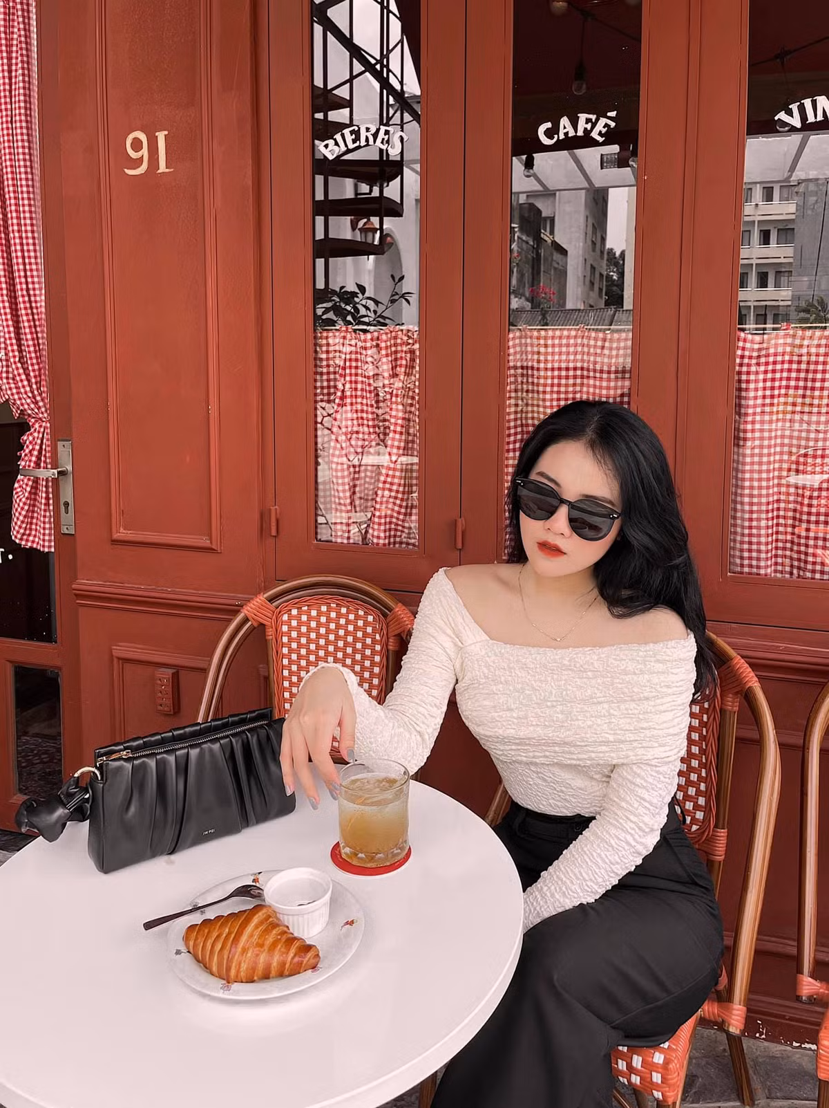 Sau khi chia tay chàng cầu thủ, hot girl này chọn cuộc sống độc thân vui vẻ, nhan sắc của Hoàng Anh cũng được nhận xét thăng hạng hơn xưa.