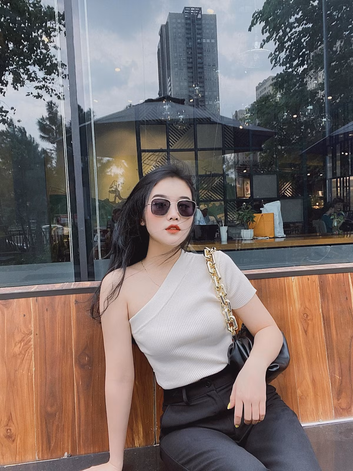 Không khó để nhận thấy Hoàng Anh hiếm khi chia sẻ những tâm trạng của mình lên MXH, phần lớn cô chỉ đăng tải hình ảnh khoe vóc dáng xinh đẹp của mình.