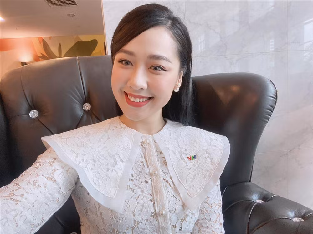 Nữ MC xinh đẹp này gây ấn tượng với khán giả xem truyền hình khi sở hữu nhan sắc xinh đẹp, rạng ngời cùng lối dẫn cực cuốn hút.