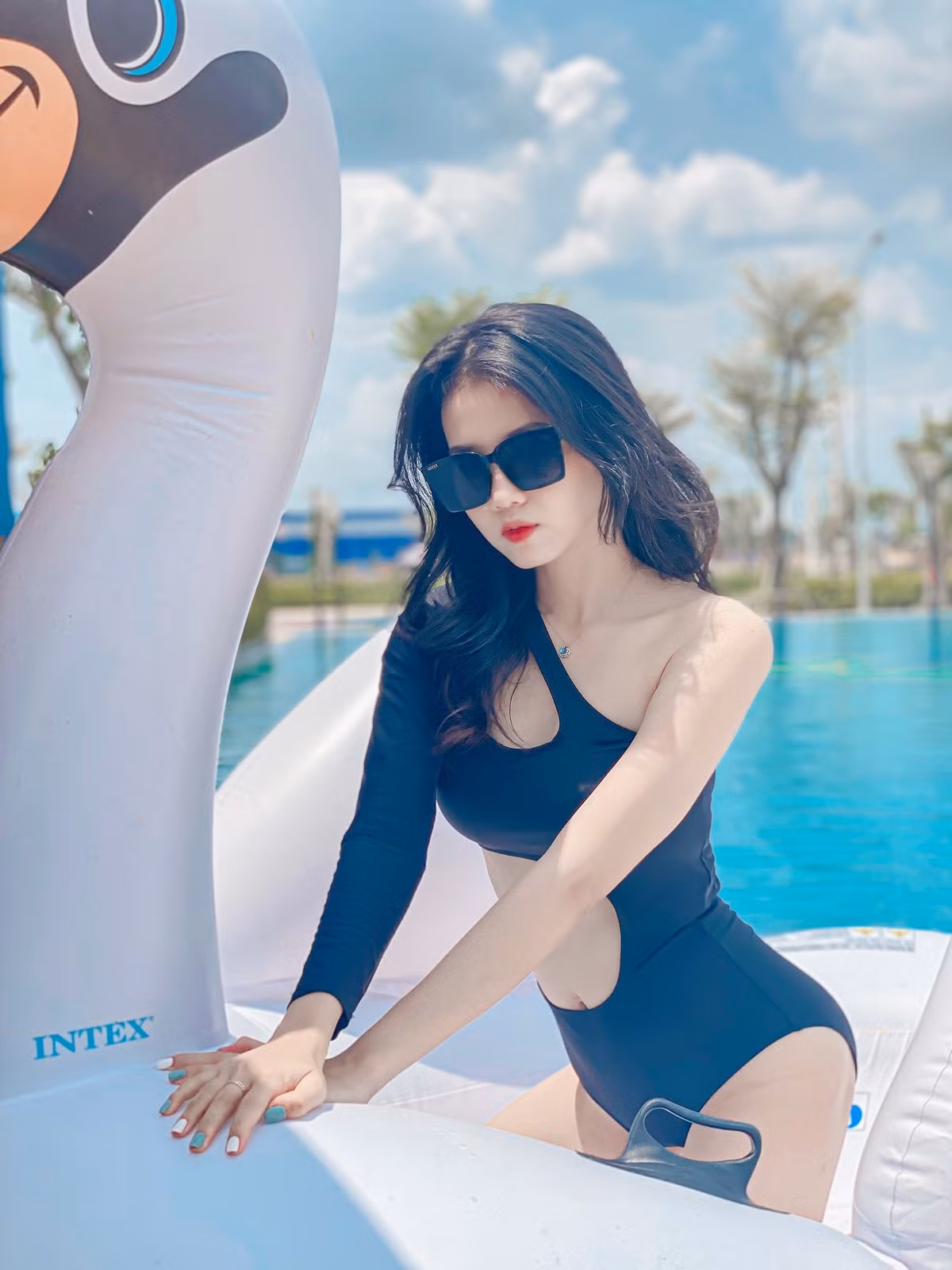 Trên trang cá nhân, gái xinh Quảng Ngãi không ngần ngại đăng tải những khoảnh khắc khoe trọn thân hình chuẩn chỉ, nuột nà.