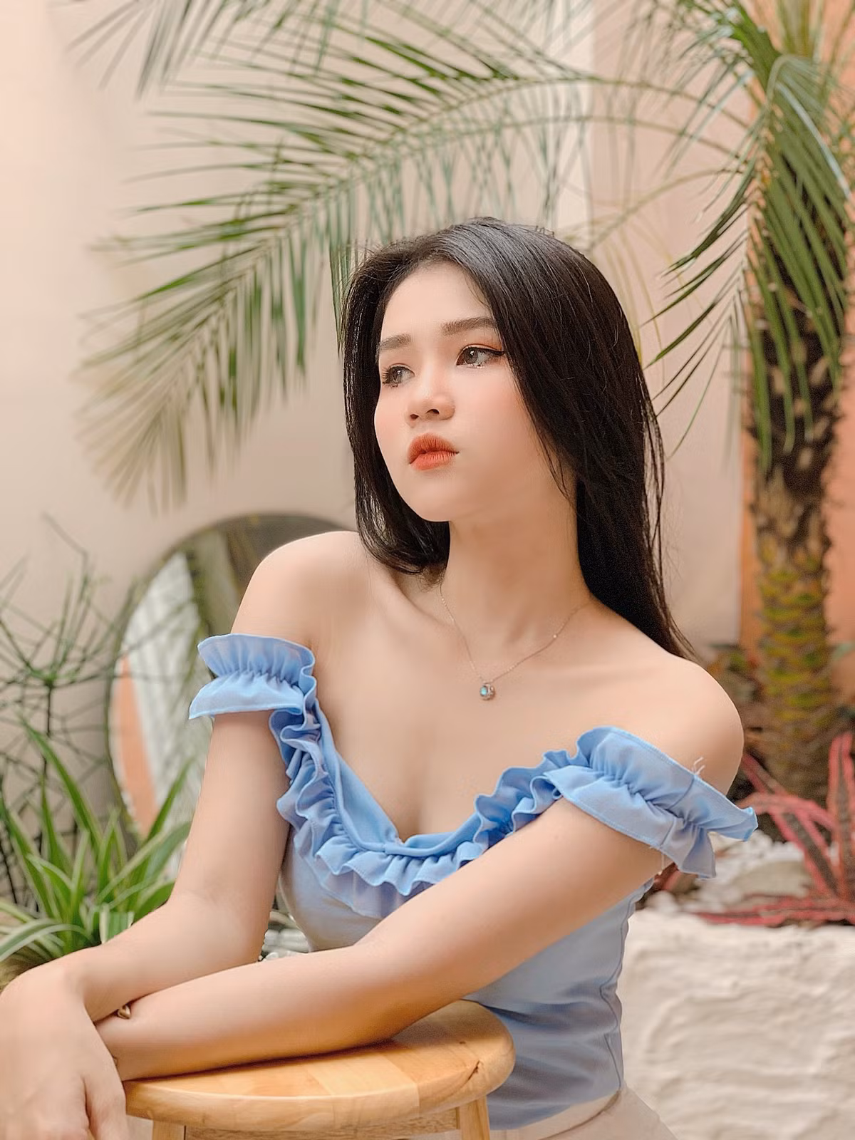 Yến theo đuổi phong cách thời trang thanh lịch, nữ tính và sang trọng.