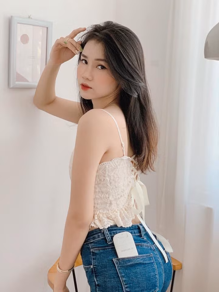 Sắc vóc của Kim Yến không hề đổi thay dù đã qua hơn 1 năm, cô nàng vẫn sở hữu góc nghiêng khoe trọn nét dịu dàng, kiều diễm.