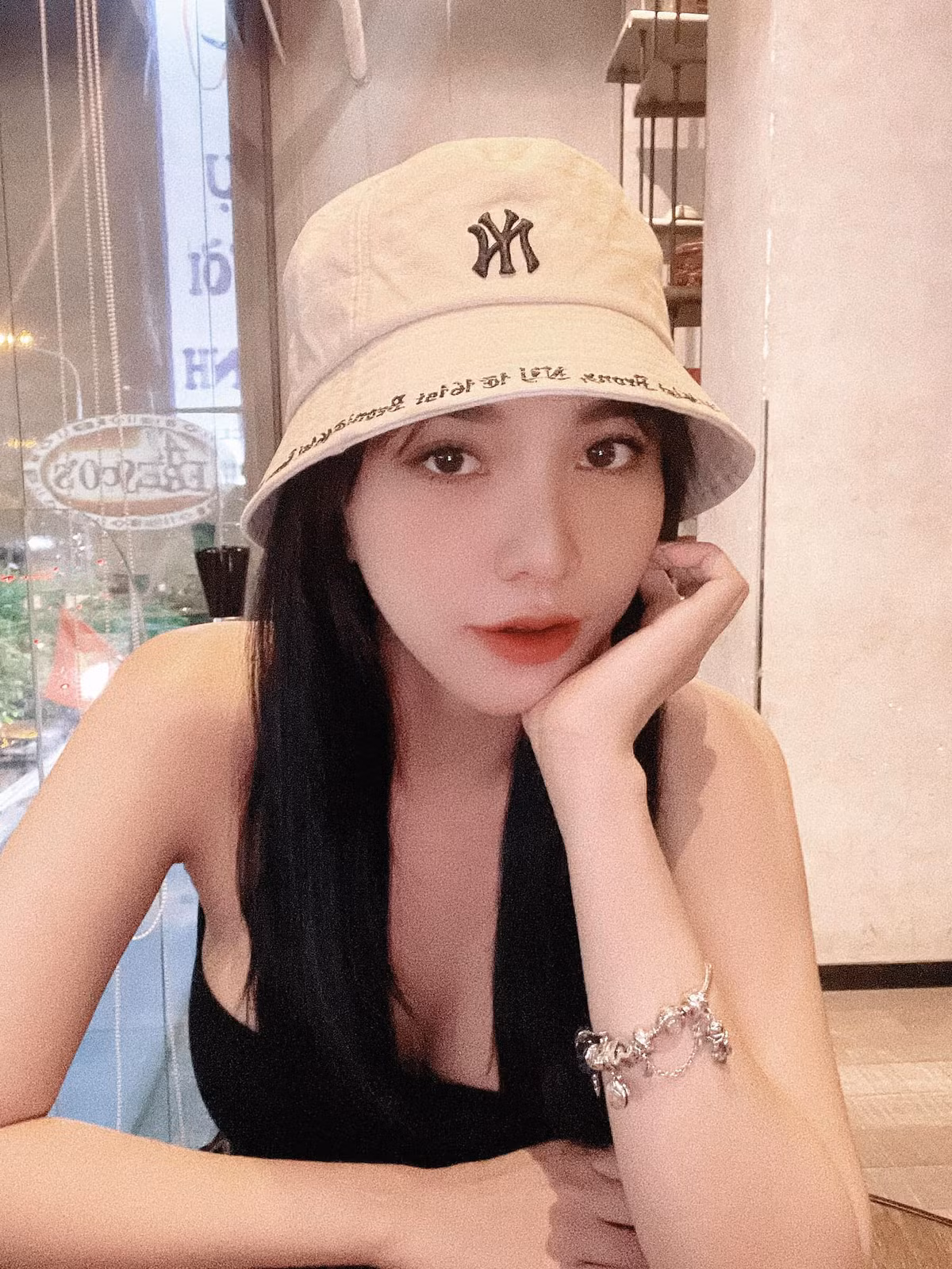 Trên Facebook cá nhân, cô thường xuyên chia sẻ những bức ảnh đời thường nóng bỏng.