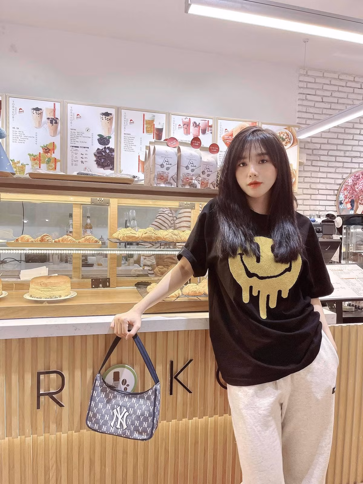 Bạn gái Hoàng Đức được đánh giá là nàng WAGs có gu thời trang sành điệu và cá tính.