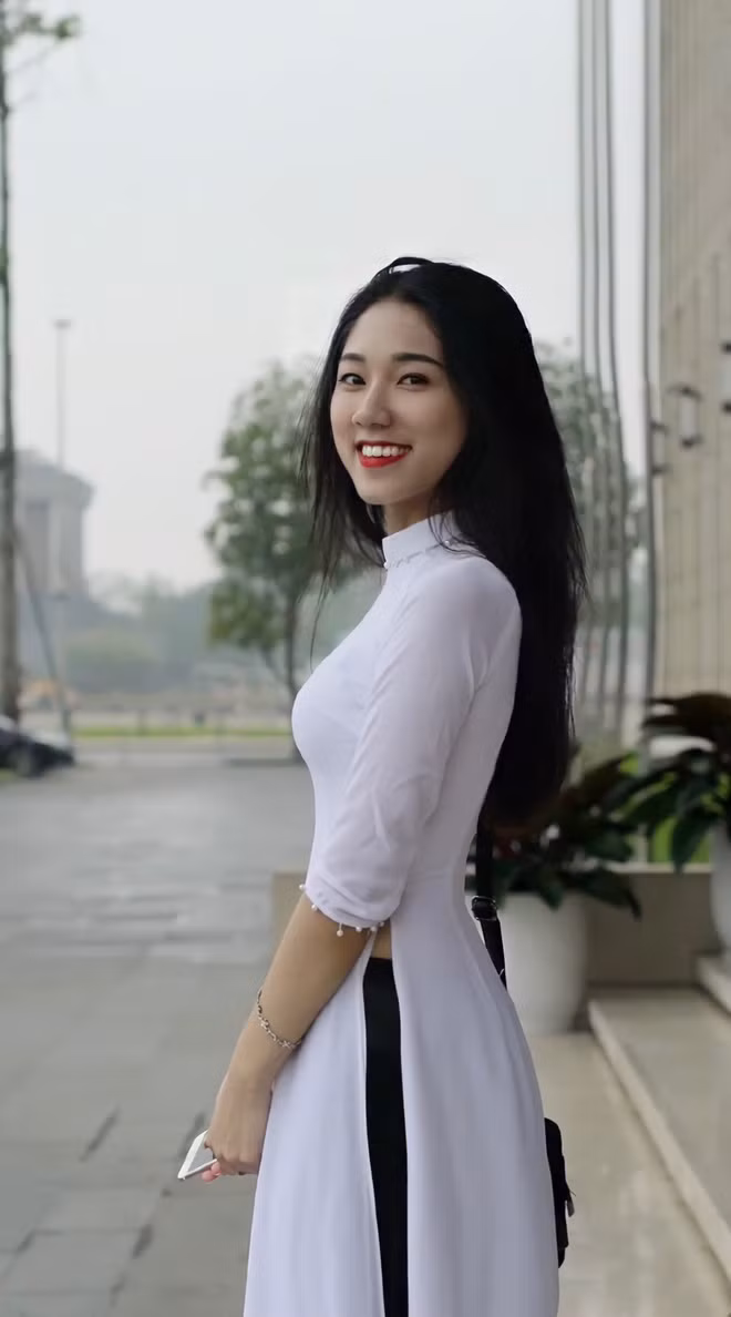 Dù bận dành nhiều thời gian cho việc học ở trường và ở nhà nhưng Hương Lan vẫn tận dụng thời gian rảnh rỗi để làm mẫu ảnh cho nhiều shop thời trang.