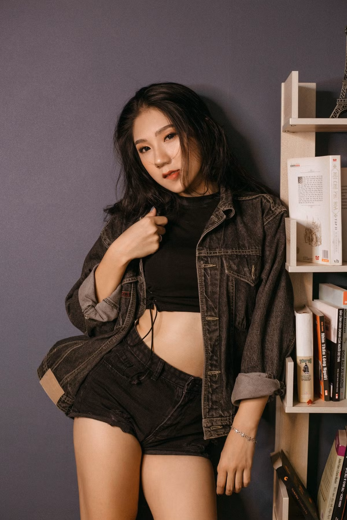Đôi chân dài và thân hình thon gọn khiến Hương Lan trở nên nổi bật.