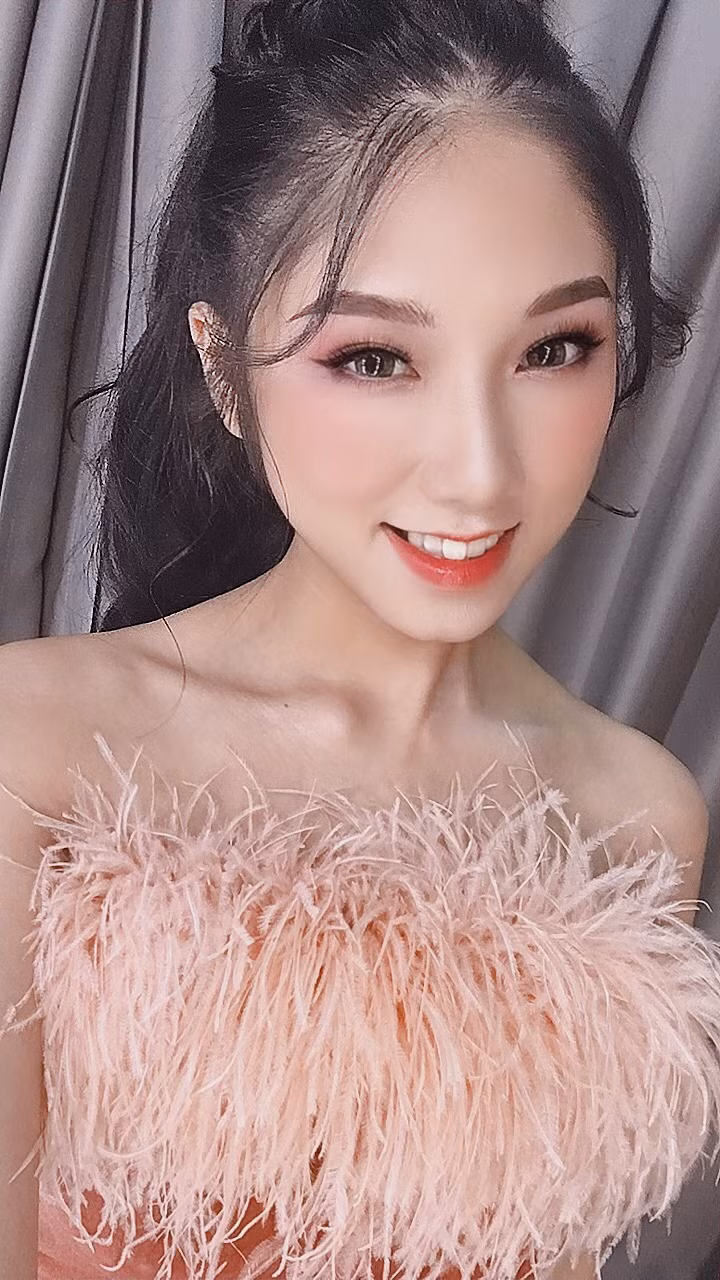 Mới chỉ 23 tuổi nhưng Hương Lan đã khiến nhiều người ngưỡng mộ bởi những hoạt động văn hóa nghệ thuật năng nổ của mình.