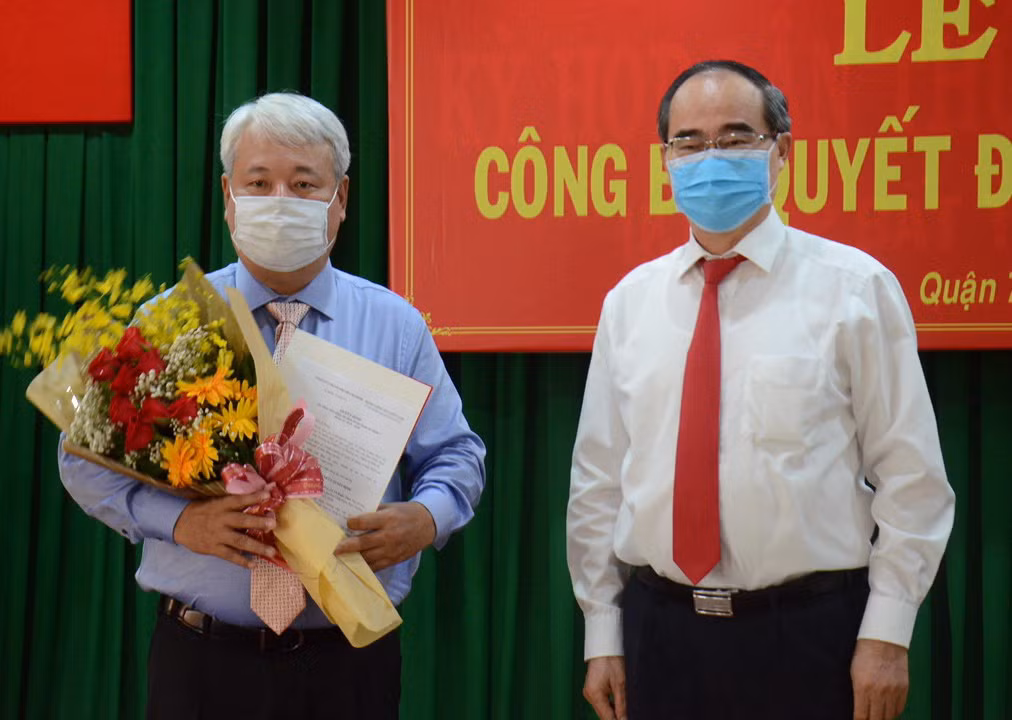  Ông Võ Khắc Thái - Bí thư Quận ủy Quận 7. Ông Thái sinh năm 1967. Trình độ Cử nhân hành chính, Cao cấp lý luận chính trị.