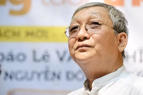 Nhà văn Lê Văn Nghĩa là cây bút trào phúng có tiếng, viết khỏe trên các báo với nhiều “biệt danh” quen thuộc: Điệp viên Không Không Thấy, Thằng Hề, Hai Cù Nèo, Đại Văn Mỗ... Ông vừa qua đời ở tuổi 68 vì bạo bệnh vào ngày 25/7/2021.