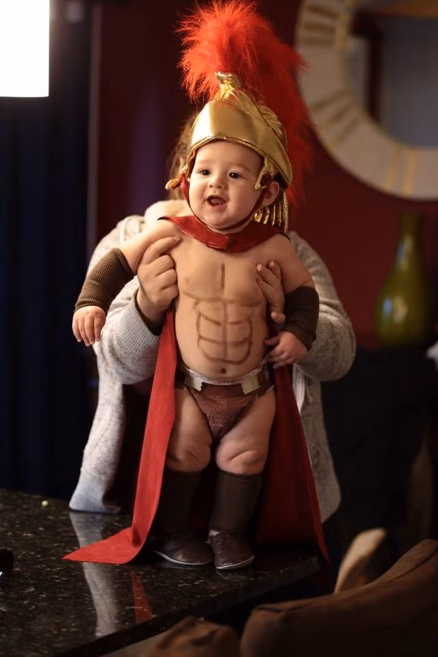 Em bé ngộ nghĩnh trong trang phục Halloween với tạo hình chiến binh huyền thoại 6 múi.