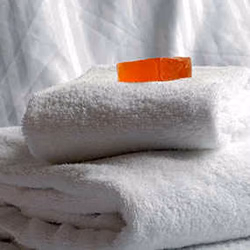 Chườm bằng nước mát. Bạn có thể dùng khăn cotton ngâm trong nước lạnh và chườm lên vết zona trong vài phút. Không sử dụng đá lạnh để chườm trực tiếp và hãy dùng khăn riêng của mình.