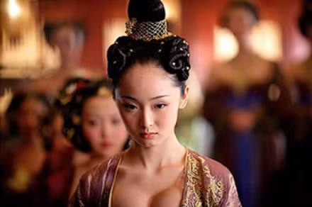 Phương pháp thứ 4: Xem lông mày và ngực. Lông mày của người phụ nữ mất trinh tiết thì lông mày sẽ dựng thẳng hơn bình thường, còn phụ nữ trinh tiết lông mày sẽ áp sát theo da. Còn phần ngực của phụ nữ còn trinh tiết sẽ căng tròn, đàn hồi, hơi thẳng, phụ nữ mất trinh thì bộ phận ngực có xu hướng chảy sệ. Ngày nay, khoa học khẳng định các đặc điểm này không liên quan đến trinh tiết.