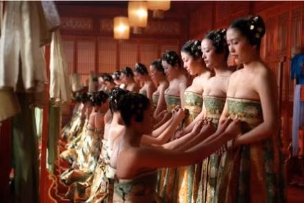 Phương pháp 1: Triệu kiến nữ hộ sinh. Trong cuốn “Tạp sự mật tân” ghi chép lại, Hán Hằng đế vì muốn bảo đảm “long chủng” của mình nên đã sai các nữ hộ sinh kiểm tra Lương Hoàng hậu. Các nữ hộ sinh này sẽ kiểm tra bộ phận ngực, bộ phận sinh dục, đặc biệt cần chú ý xem màng trinh còn nguyên dạng hay không, từ đó khẳng định xem người phụ nữ đó có còn là trinh nữ hay không. 