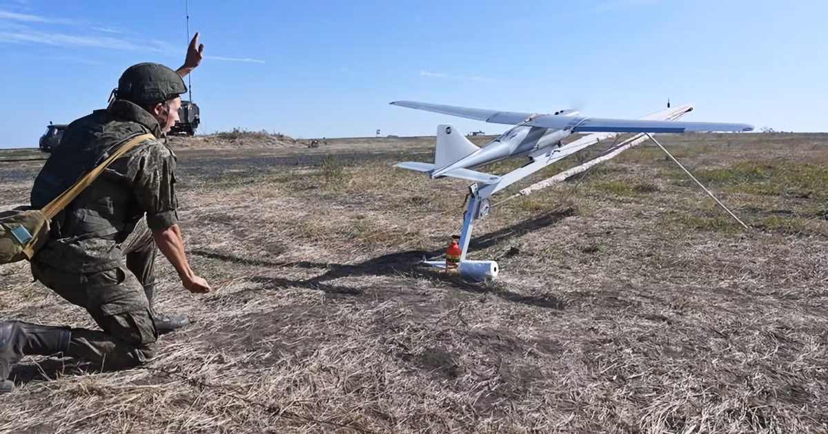 Máy bay không người lái FPV, thường được sử dụng trong các nhiệm vụ tấn công chính xác, đã chứng minh được hiệu quả đặc biệt trong việc vô hiệu hóa các mục tiêu có tính cơ động cao hoặc các mục tiêu được bảo vệ tốt.