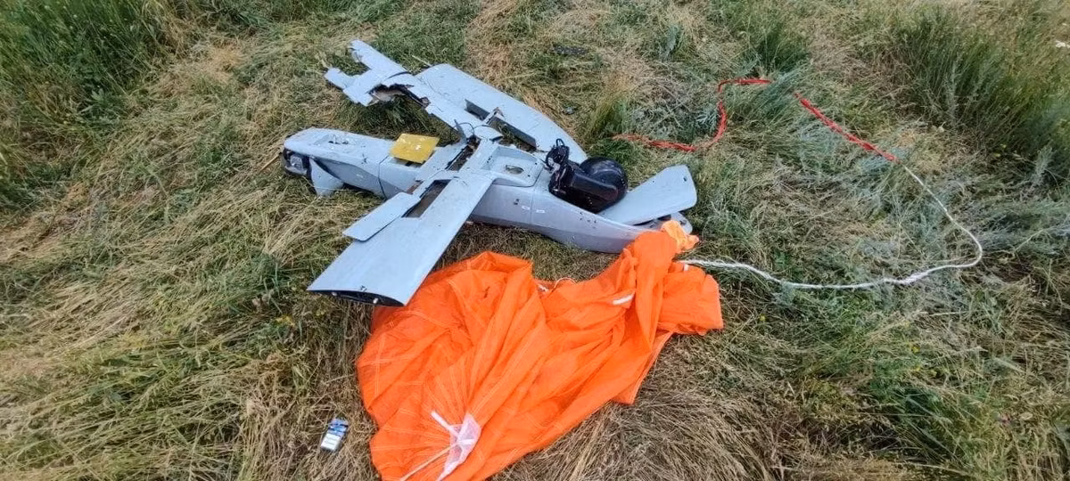Tuy nhiên, lực lượng Ukraine đã nhiều lần đặt câu hỏi về các tuyên bố của Nga, cụ thể là vào tháng 6/2022, khi một chiếc Merlin-BP bị Ukraine bắn hạ và đã tiết lộ rằng, chiếc UAV này chỉ sử dụng những công nghệ cơ bản, bao gồm động cơ thông thường và thậm chí là các bộ phận tạm thời, chẳng hạn như bình nhiên liệu được làm từ một chai nhựa đơn giản. Ảnh mil.im.ua.