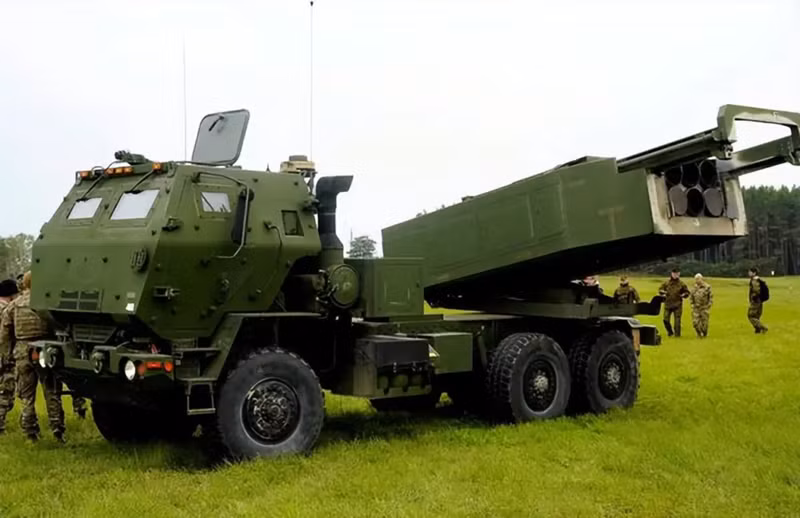 Loại vũ khí này được Mỹ cung cấp cho Ukraine trong năm đầu tiên xung đột Nga-Ukraine và đã được sử dụng trong toàn bộ chiến dịch kể từ đó. Himars nổi tiếng về độ chính xác, khả năng cơ động và khả năng sát thương đối với mọi mục tiêu trong phạm vi, đồng thời cũng được phương Tây mô tả là “kẻ thay đổi cuộc chơi”. Ảnh: Sohu.