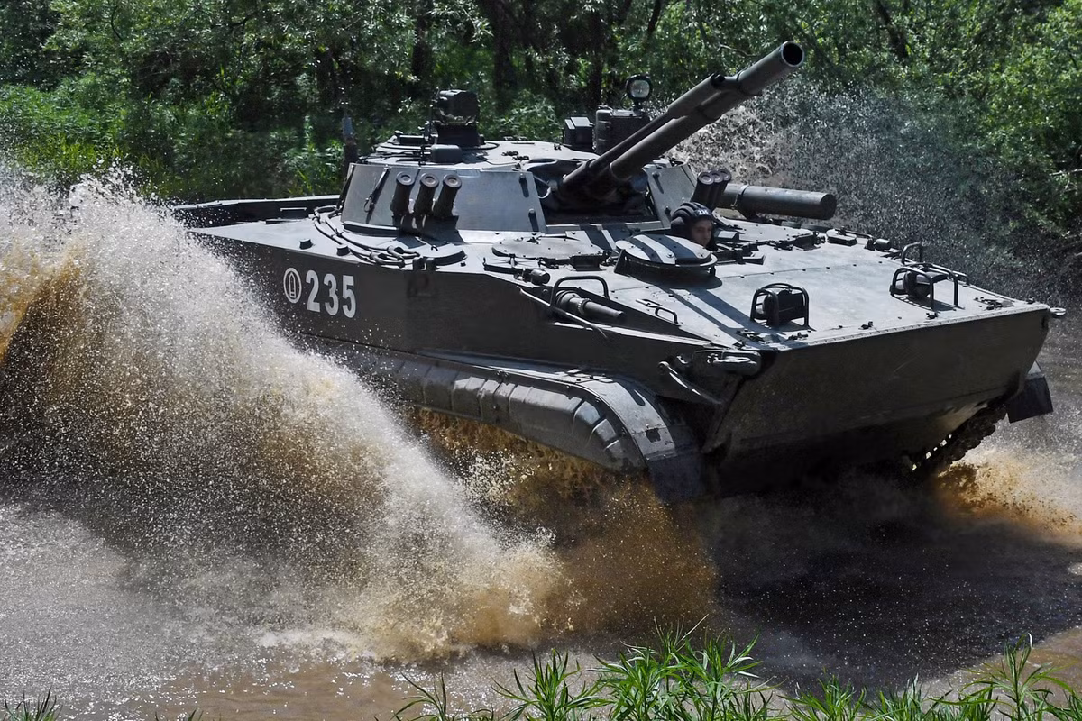  Xe chiến đấu bộ binh BMP-3, được biết đến với biệt danh "Nữ hoàng của bộ binh", là một trong những phương tiện chiến đấu bộ binh hiện đại và linh hoạt nhất của Nga. Được phát triển từ cuối thập kỷ 1970, BMP-3 đã trải qua nhiều cải tiến để khắc phục các thiếu sót của các mẫu xe trước đó và tăng cường khả năng chiến đấu trên chiến trường hiện đại. Ảnh: RIA Novosti.