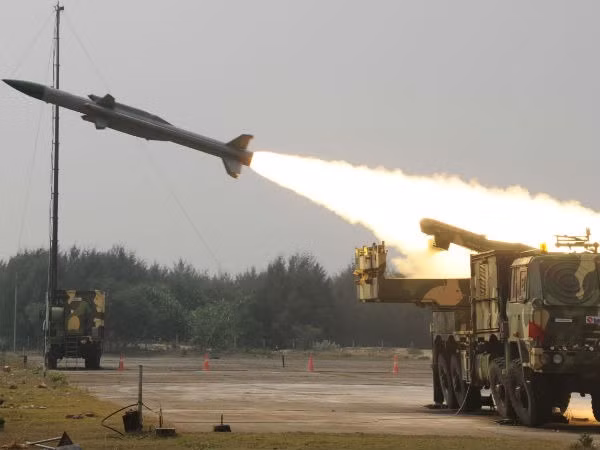 Một tên lửa Akash có xác suất tiêu diệt mục tiêu là 88%. Hai tên lửa có thể được bắn cách nhau 5 giây để nâng khả năng tiêu diệt lên 98,5%. Toàn bộ hệ thống được thiết kế để có thể triển khai nhanh chóng và có tính cơ động cao nhằm tăng khả năng sống sót. Hệ thống Akash có thể được triển khai bằng đường sắt, đường bộ hoặc đường hàng không. Ảnh: Oneindia.