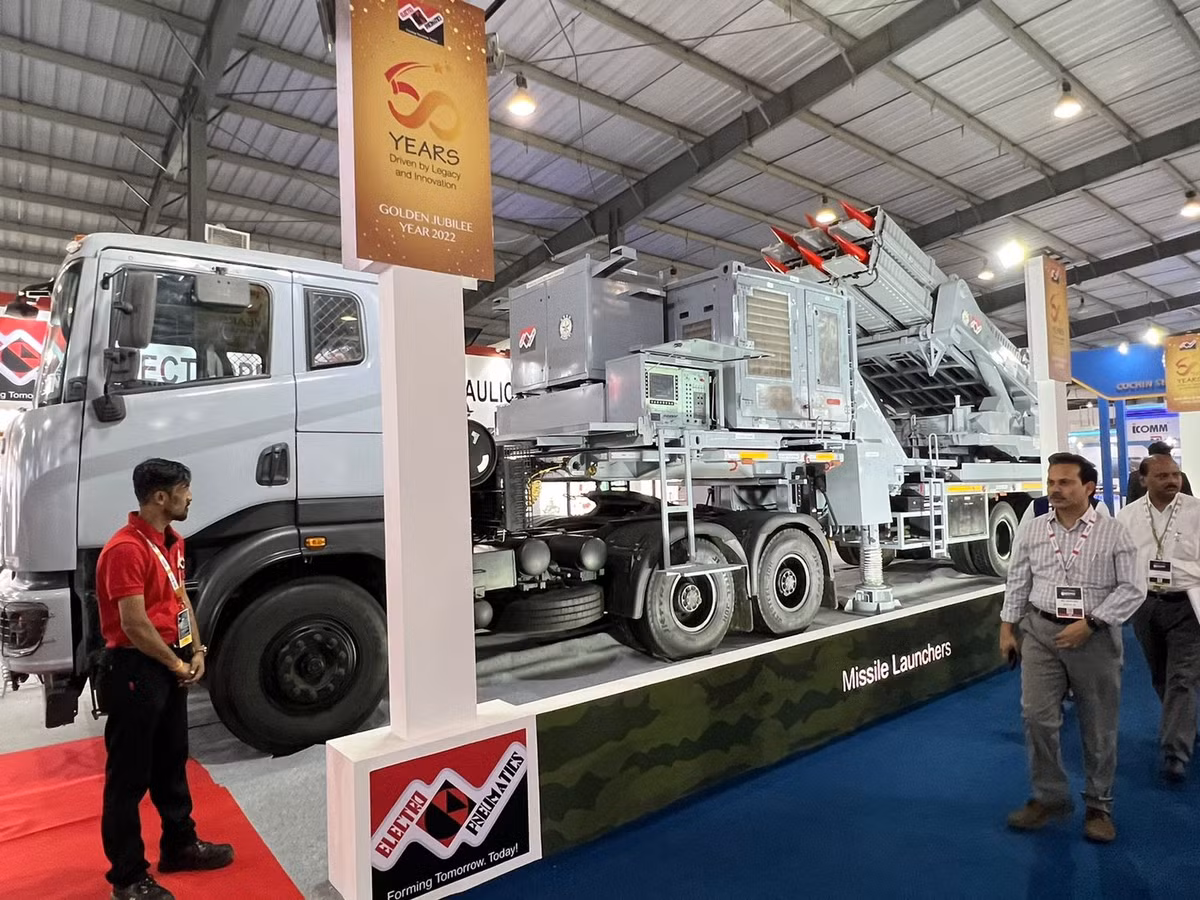 Hệ thống Akash-NG bao gồm tên lửa với thiết bị tìm kiếm tần số vô tuyến, bệ phóng, radar đa chức năng, hệ thống chỉ huy, điều khiển và liên lạc, tất cả đều được phát triển trong nước. Ảnh: X.