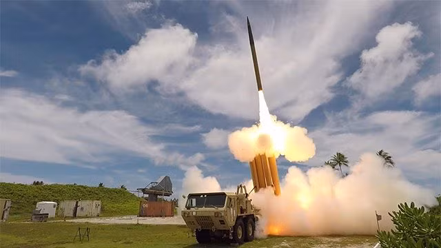 AD-1 có nhiều điểm tương đồng với tên lửa THAAD (Terminal High Altitude Area Defense) của Mỹ. THAAD được thiết kế để đánh chặn tên lửa ở độ cao lớn trong giai đoạn hạ cánh cuối cùng của chúng. Nó có thể đánh chặn các mục tiêu ở khoảng cách trên 200 km và theo dõi chúng tới 1.000 km.