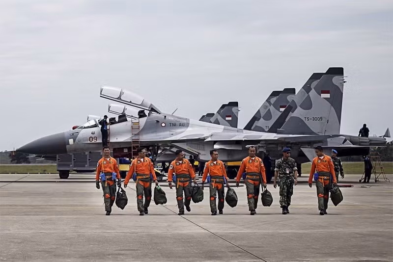 Hơn nữa, thỏa thuận cho phép thành lập các cơ quan liên doanh để nghiên cứu, phát triển và sản xuất vũ khí, đồng thời cung cấp hỗ trợ đào tạo kỹ thuật cho Jakarta. Nếu như Indonesia mua Su-35, thì ngành công nghiệp quốc phòng của quốc gia này đã có nhiều điều kiện để phát triển hơn. Ảnh: The Jakarta Post.