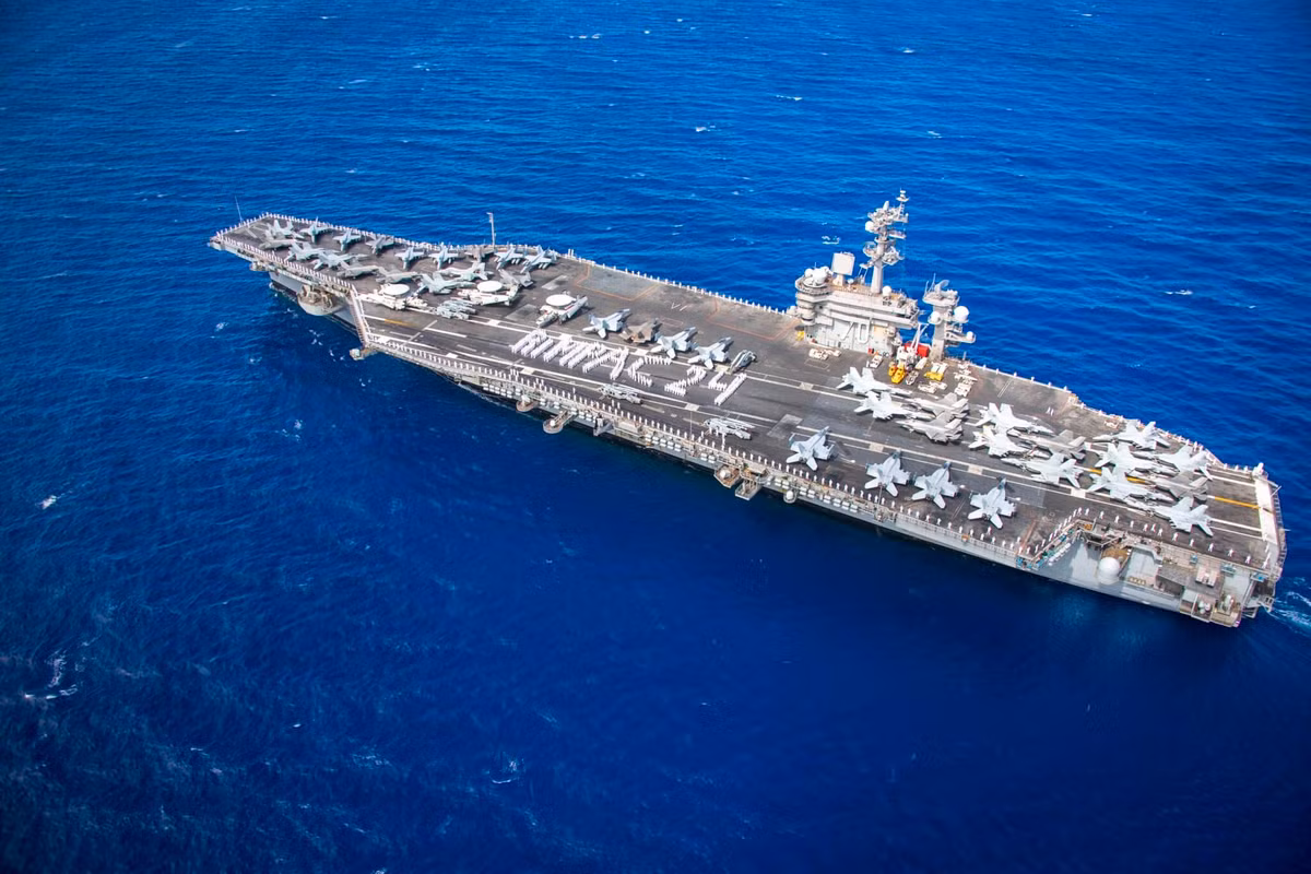  Cuộc tập trận RIMPAC 2024 bao gồm việc đánh chìm hai tàu đã ngừng hoạt động - tàu đổ bộ Dubuque và tàu tấn công đổ bộ Tarawa - ngoài khơi Hawaii, với sự tham gia của các máy bay và tàu từ Mỹ, Australia, Malaysia, Hà Lan và Hàn Quốc, sử dụng các vũ khí như tên lửa chống tàu tầm xa và tên lửa RGM-84 Harpoon. Ảnh: Cuộc tập trận RIMPAC 2024/ Hải quân Mỹ.