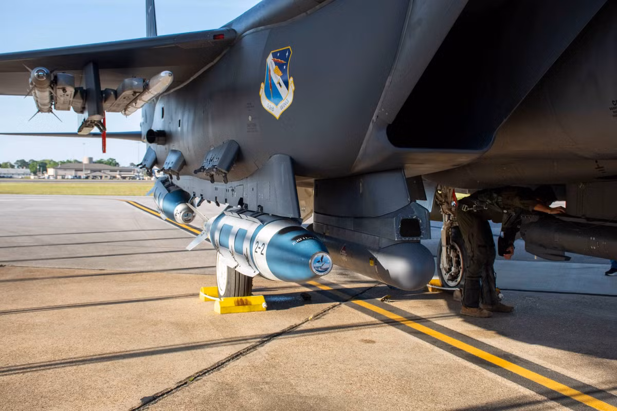 Từ năm 2021, AFRL đã bắt đầu thử nghiệm ý tưởng này và muốn vũ khí có khả năng tập trung vào các điểm cụ thể trên tàu mục tiêu, bao gồm trên nóc tàu, tại đường nước hoặc ngay dưới bề mặt nước. Ảnh: Bốn quả bom tấn công JDAM GBU-31/B được nhìn thấy trên máy bay F15-E Strike Eagle từ Phi đội thử nghiệm và đánh giá số 85 trong bức ảnh này được công bố cùng với thông báo về cuộc thử nghiệm QUICKSINK vào tháng 8/2021/ Không quân Mỹ. 