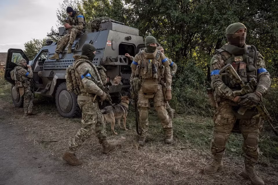 Việc Ukraine nhanh chóng đột nhập và tấn công tại Kursk đã gây ra nhiều chỉ trích cho Lực lượng Vũ trang Nga. Tuy nhiên, cũng có những ý kiến cho rằng Nga muốn thu hút thêm lực lượng tấn công và sẽ gây sức ép buộc Ukraine phải triển khai thêm lực lượng trước khi giáng một đòn chí mạng. Ảnh: The Exprss Tribune.