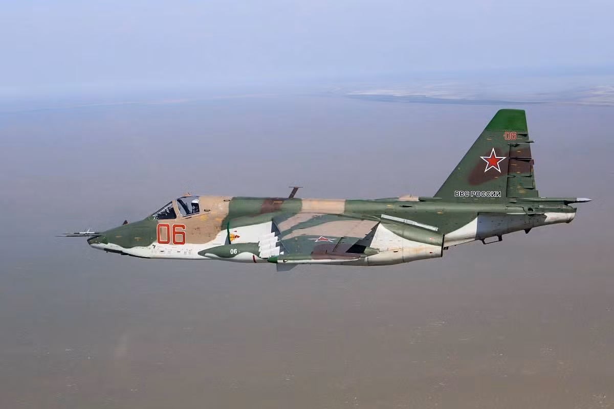 Su-25 là loại máy bay ném bom một chỗ ngồi, có chiều dài 15.53 m, sải cánh 14.36 m, chiều cao 4.80 m. Trọng lượng rỗng 9.185 kg, trọng lượng cất cánh 14.600 kg, trọng lượng cất cánh tối đa 17.600 kg.