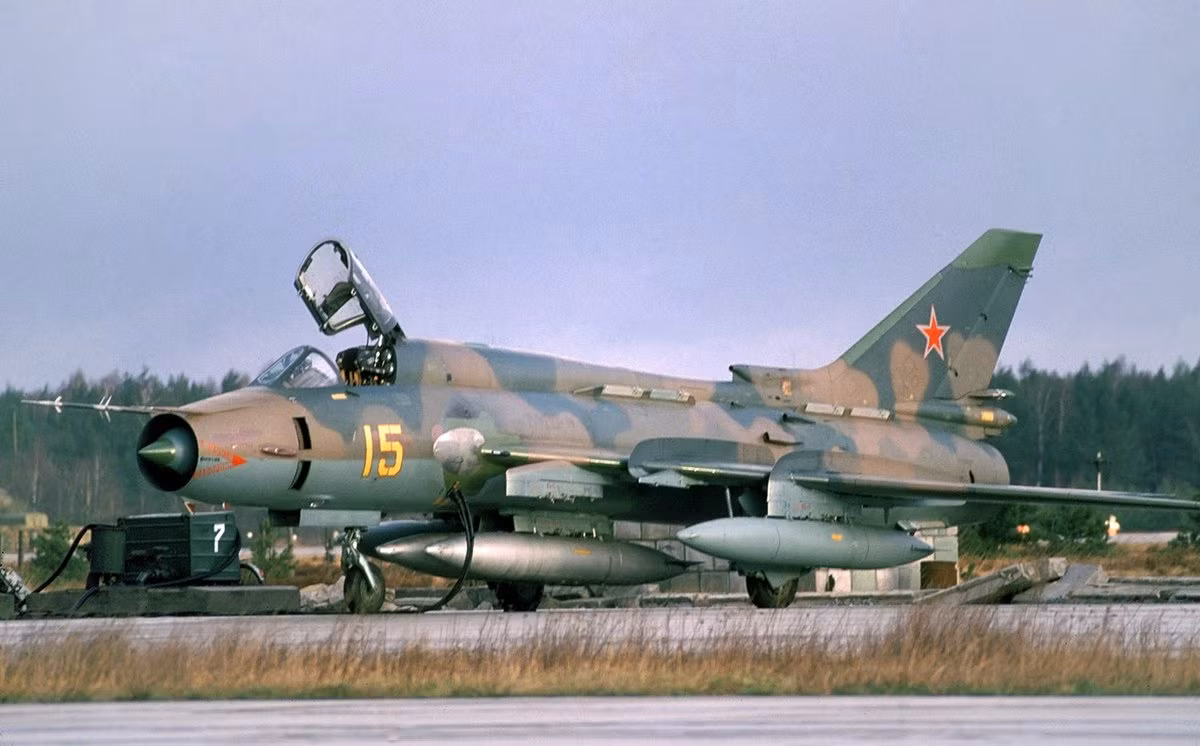 Vào khoảng cuối những năm 1960, Không quân Liên Xô sử dụng các loại tiêm kích bom siêu thanh như Su-7, Su-17 và Mig-23BN. Các loại tiêm kích bom này có tốc độ cao, được trang bị nhiều loại vũ khí dẫn đường chính xác, các hệ thống ngắm bắn hiện đại, nhưng đối với các mục tiêu như lô cốt hoặc nhóm bộ binh thì những tính năng này tỏ ra thừa thãi và không cần thiết. Ảnh: Wikipedia.